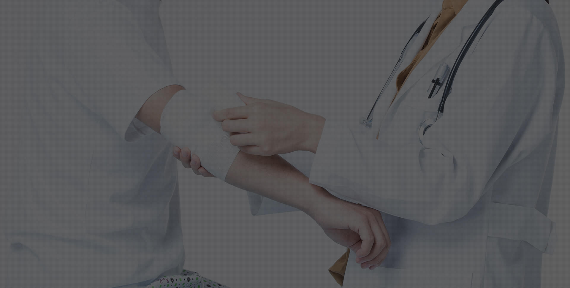환자의 팔꿈치에 붕대를 감아주는 의사